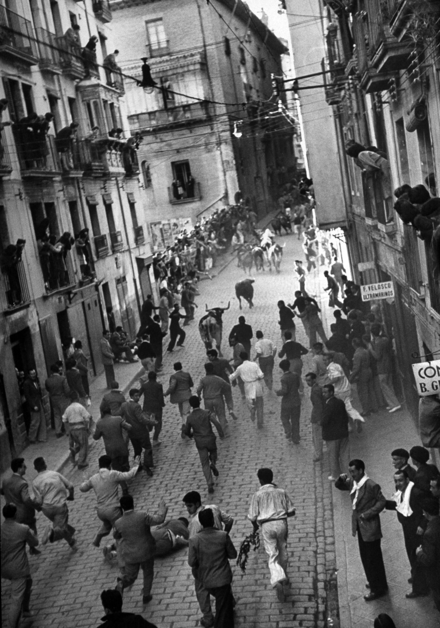 Running of the bulls during the San Fermin Festival in Pamplona, July 7th 1947[3840×5480]