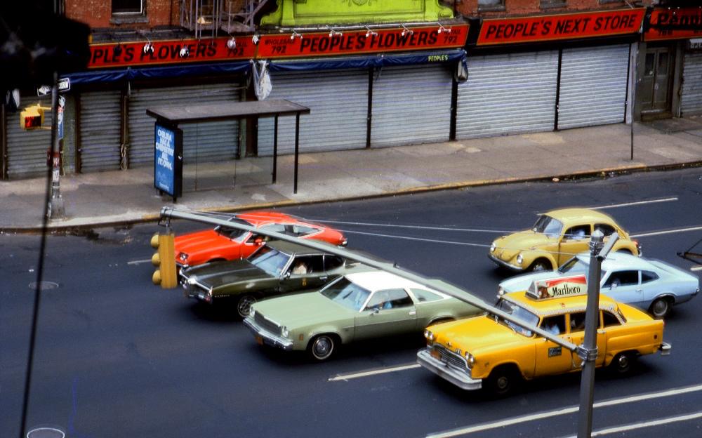 Six different cars at a stoplight on a Sunday morning in Manhattan, New York (1978) [1000×624]