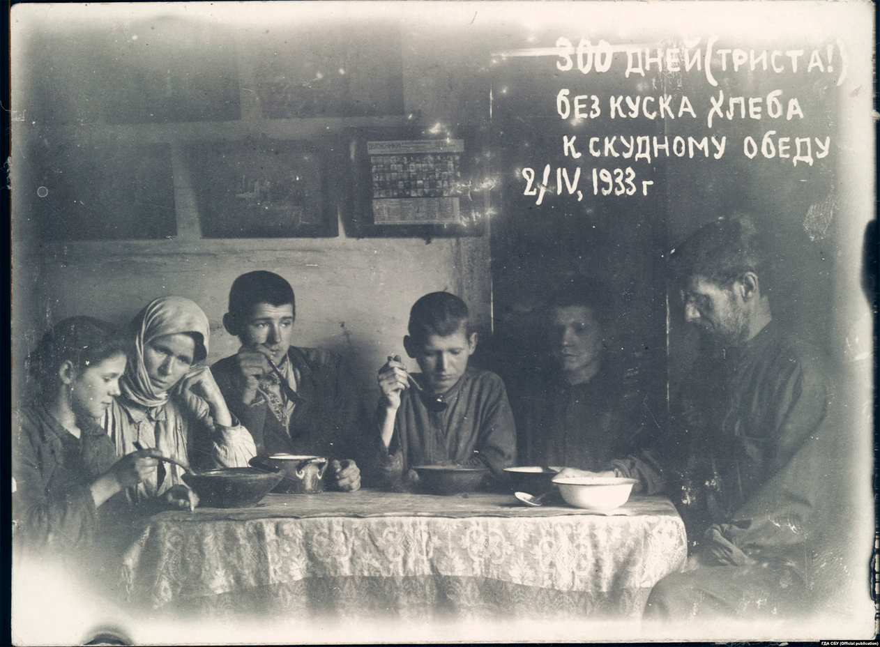 Mykola Bokan and his family pose for a watery meal marking “300 days” without bread, Ukraine 1933.[1262×928]