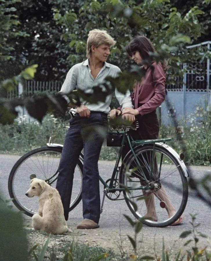 A couple with their bicycle and a dog – in Crimea, Ukrainian SSR, Soviet Union, c. 1984. The photo was taken by photographer Vitaly Karpov. [728 x 900]
