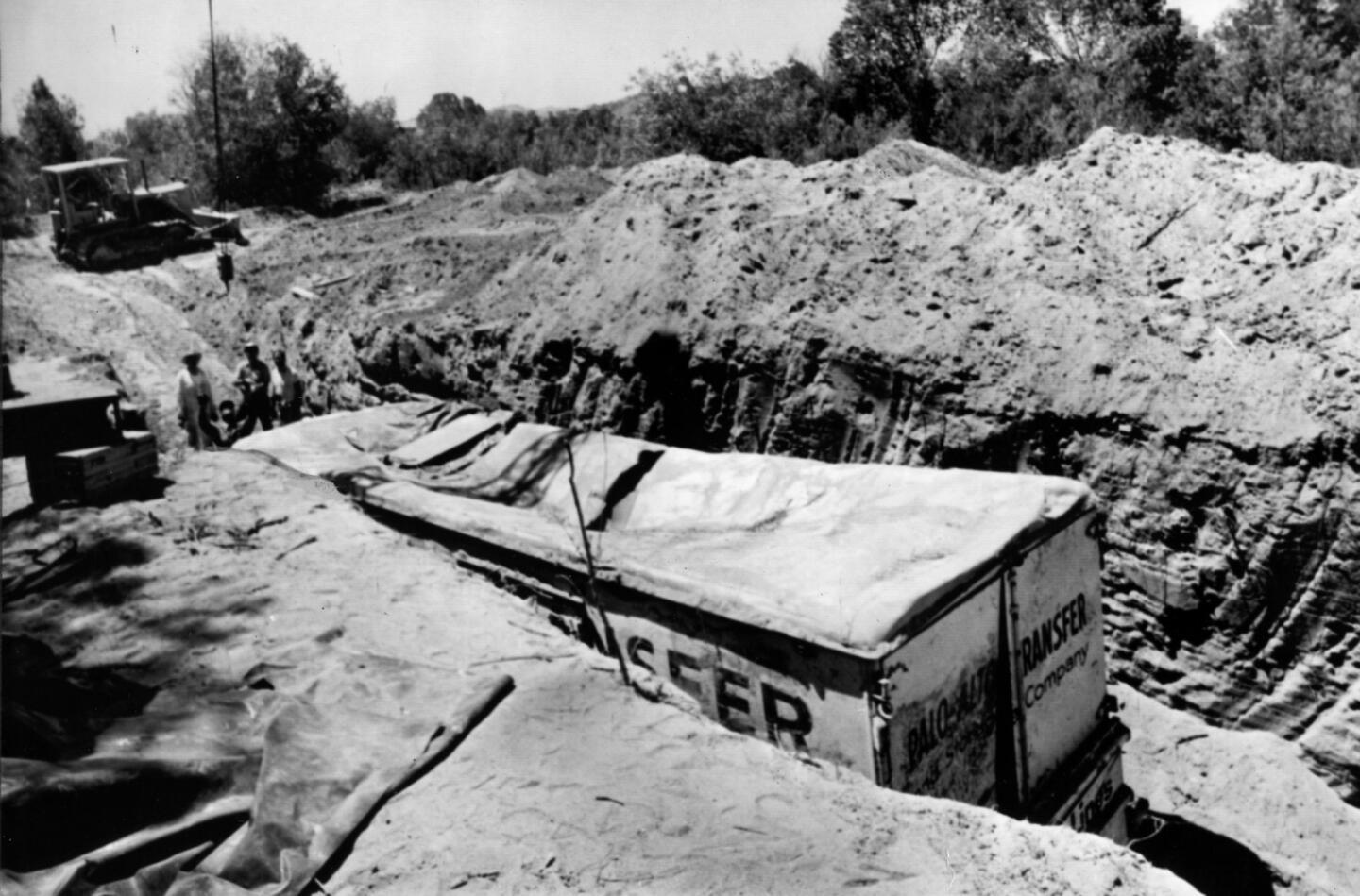 The Chowchilla Kidnapping: July 15, 1976: Twenty-six schoolchildren (ages 5-14) and their bus driver were abducted near Chowchilla, California by 3 armed gunmen who held them captive in an underground, buried moving truck before they miraculously managed to dig themselves out and escape. [1110×772]