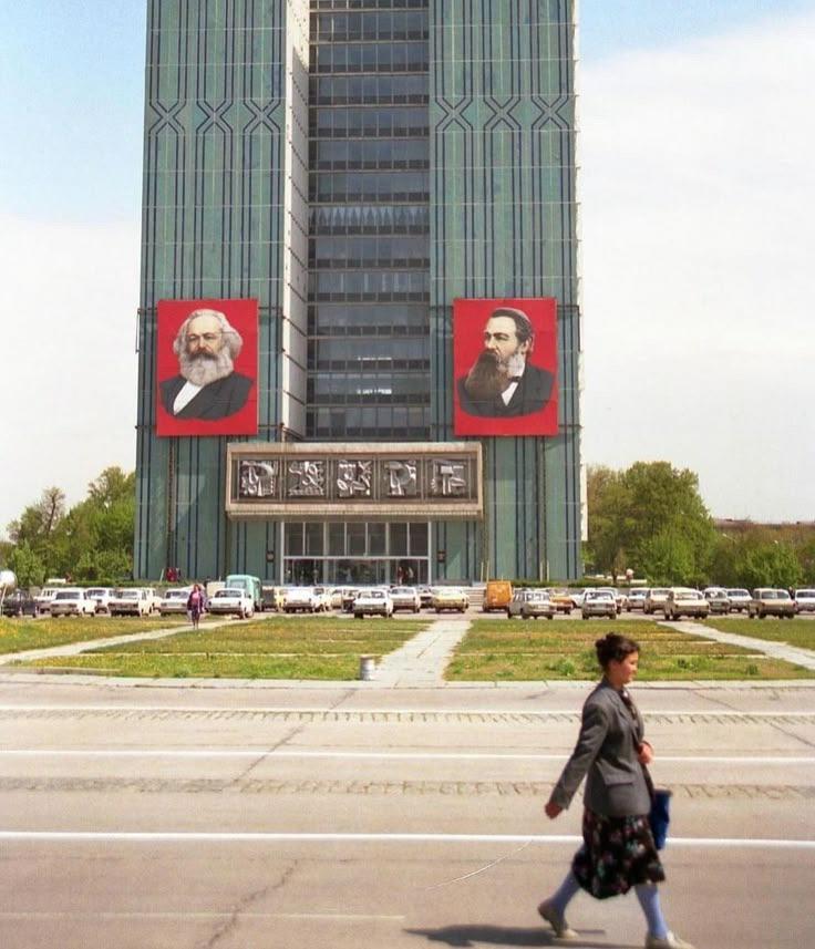 The House of Ministries in Tashkent, Uzbek SSR, Soviet Union, c. 1991. Photo was taken by the German photographer Ernst Kluge. [736 x 857]