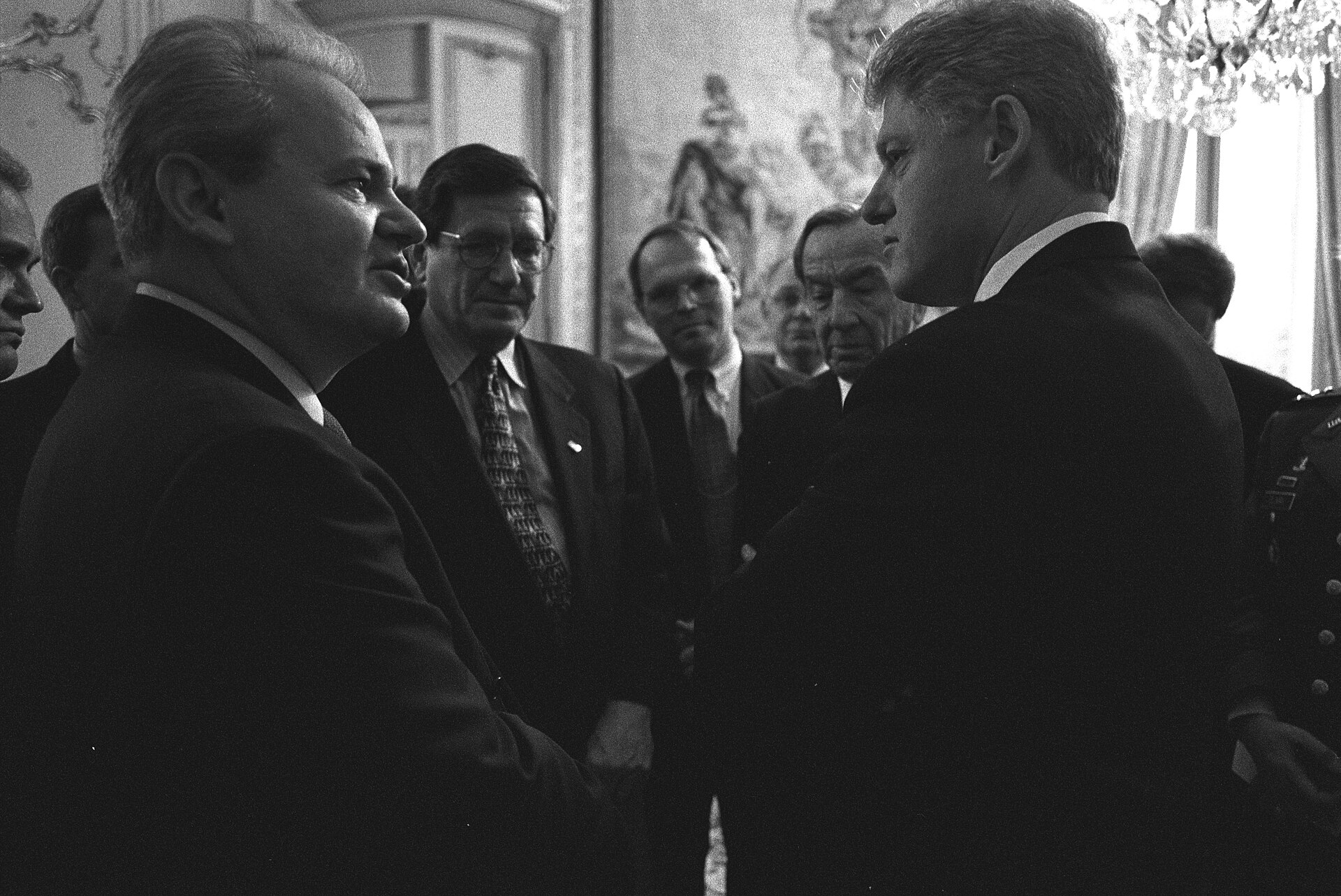 Bill Clinton and Slobodan Milošević speaking at the US Ambassador’s Residence in Paris prior to the official signing of the Dayton Peace Accords, 1995 [800×534]