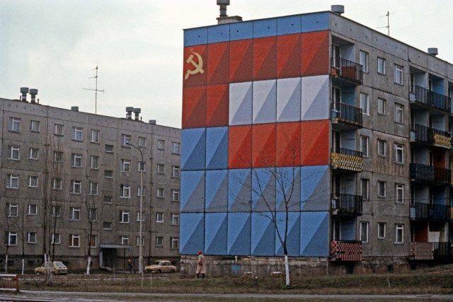 Apartment blocs in the city of Katowice, Polish People’s Republic, c. 1979. This photo was taken by photographer Alain Le Garsmeur. [640 x 427]