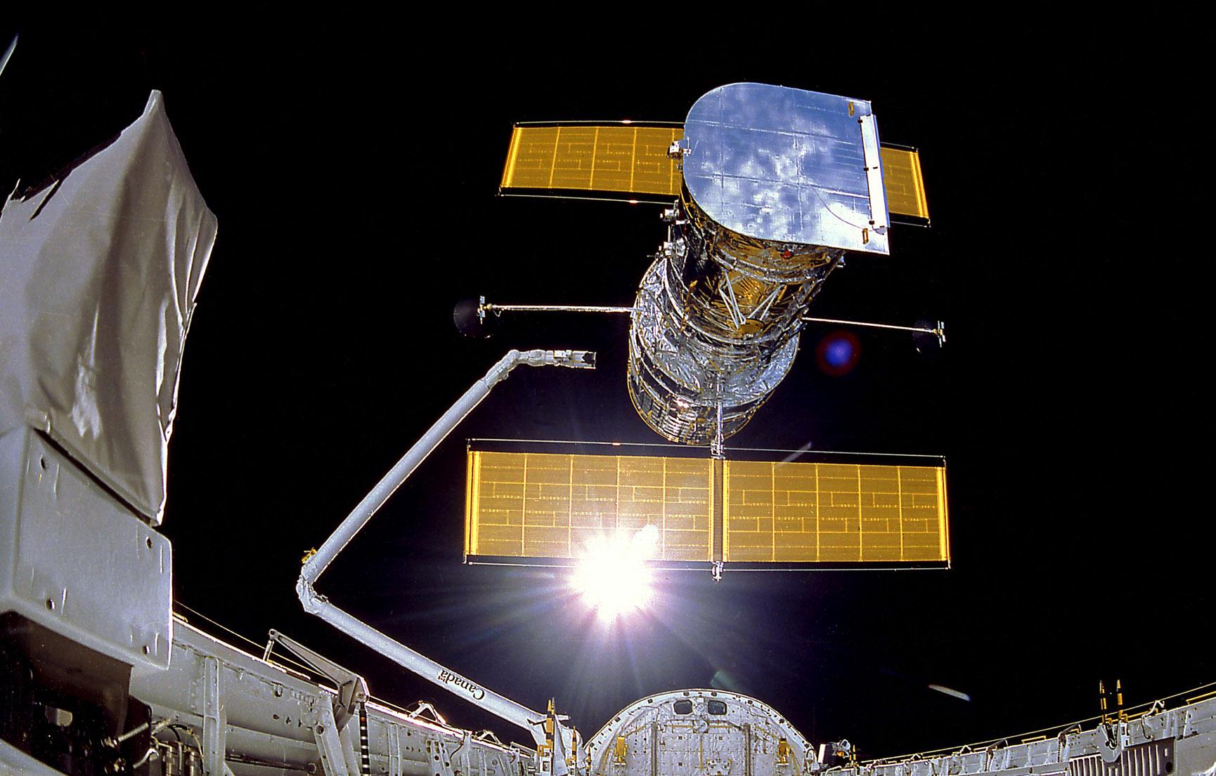 Space Shuttle Discovery deploys the Hubble Space Telescope during mission STS-31. 25 April 1990 [1730 × 1105]