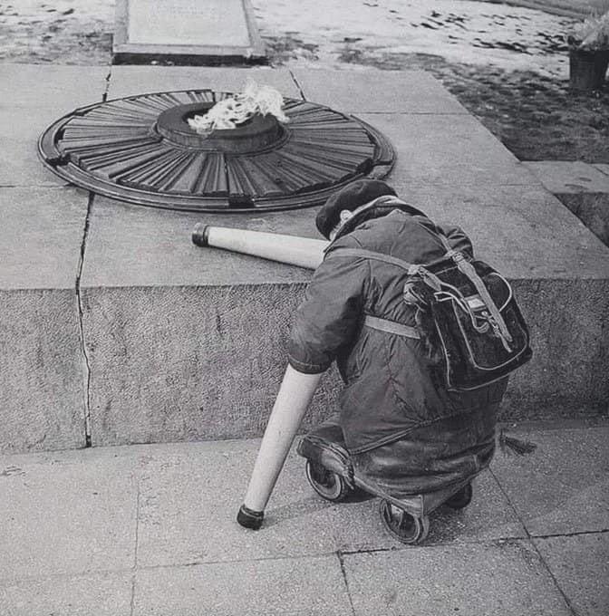 Moloch of War. Photo of a Soviet war veteran near the Eternal Flame on the anniversary of Victory Day, 1966. [672×680]