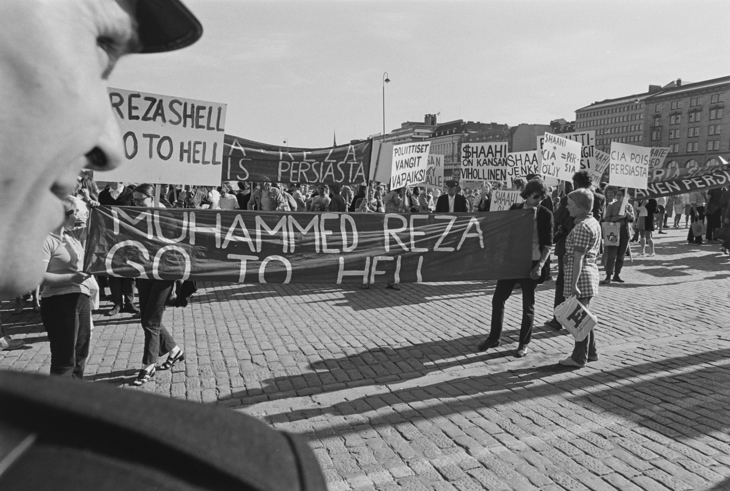 “MUHAMMED REZA GO TO HELL” Citizens of Helsinki, Finland protesting a diplomatic visit from the Shah of Iran, 1970 (6328×4256)